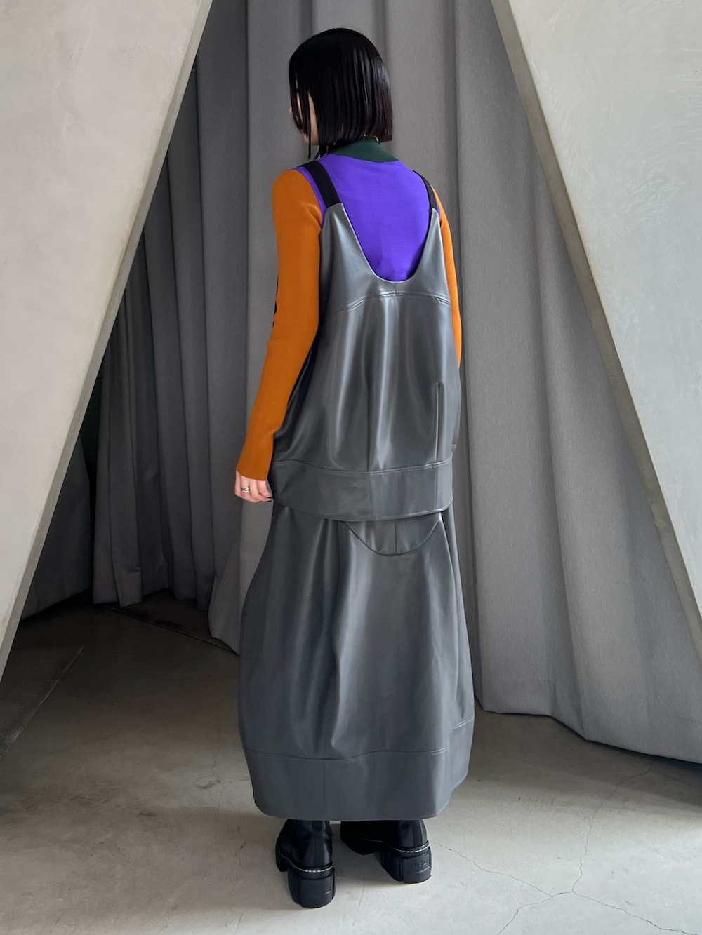 グレー系のその他トップス、グレー系のスカート、ブラック系のブーツを着用したレディースの秋コーディネートの2枚目の写真