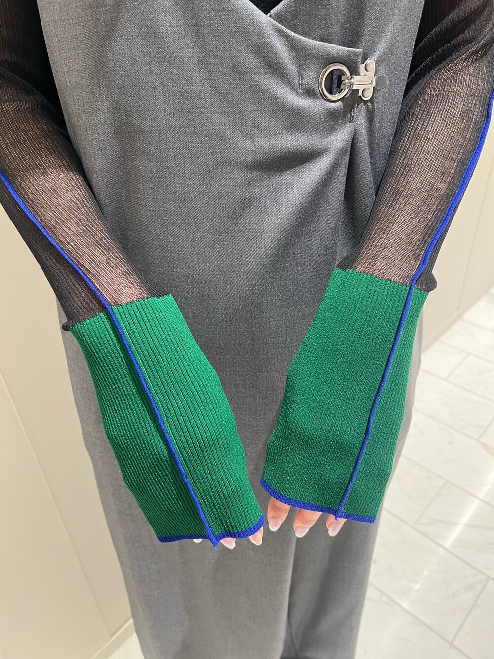 グレー系のつなぎ/オールインワン、ブラック系のニット/セーター、ブラック系のキャミソールを着用したレディースの夏コーディネートの4枚目の写真