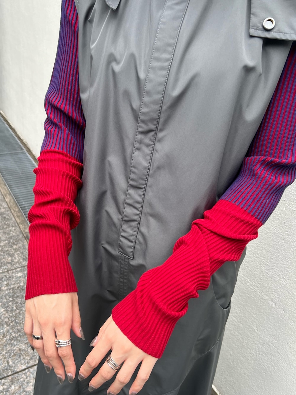 グレー系のワンピース、グレー系のニット/セーター、ブラック系のブーツを着用したレディースの夏コーディネートの7枚目の写真