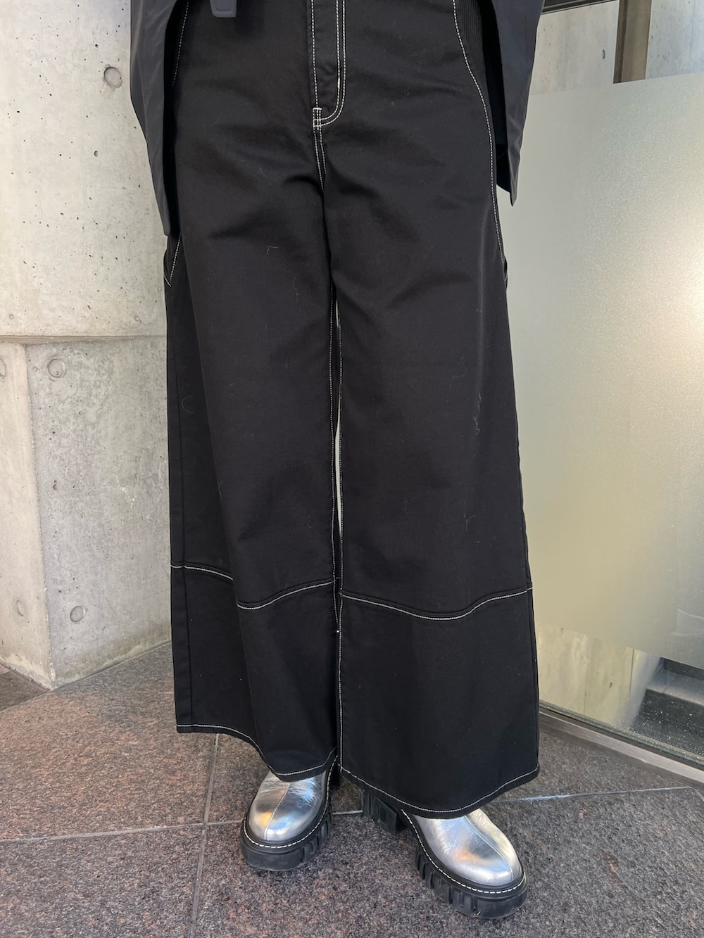 ブラック系のデニムパンツ、ブラック系のシャツ/ブラウス、シルバー系のブーツを着用したレディースの冬コーディネートの6枚目の写真