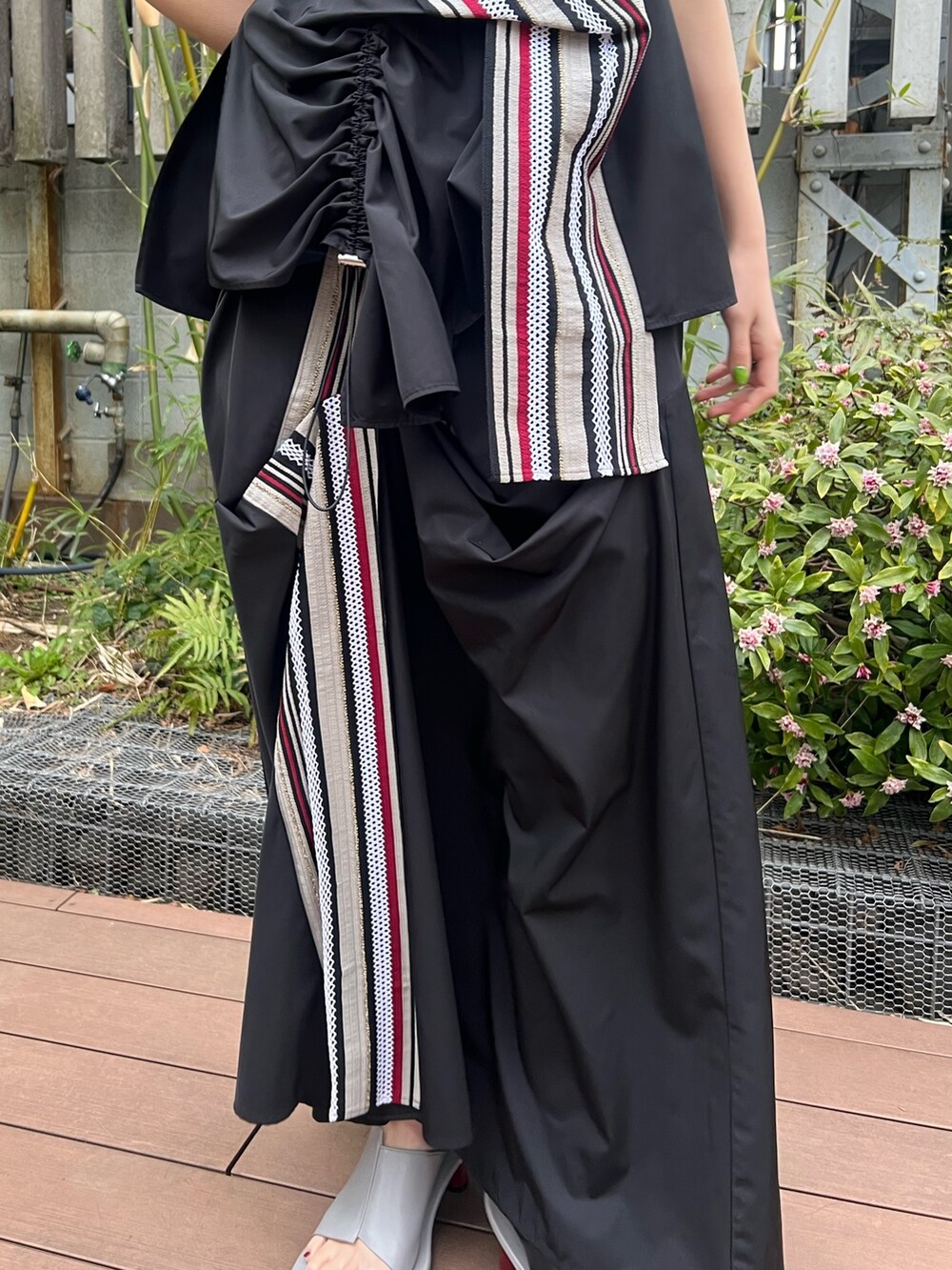 レッド系のTシャツ/カットソー、レッド系のスカート、その他のサンダルを着用したレディースの春コーディネートの6枚目の写真