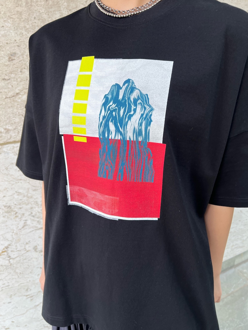 ブラック系のスカート、ブラック系のTシャツ/カットソー、シルバー系のブーツを着用したレディースの冬コーディネートの4枚目の写真