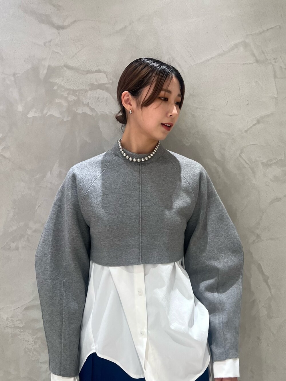 ホワイト系のシャツ/ブラウス、ブルー系のその他パンツ、ベージュ系のパンプスを着用したレディースの秋コーディネートの3枚目の写真