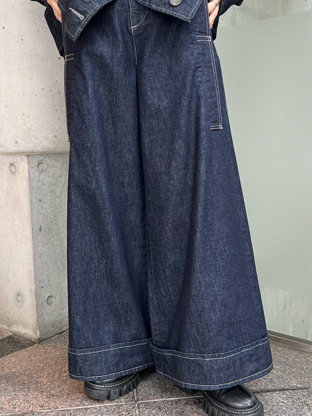 ブルー系のデニムパンツ、ブルー系のデニムジャケット、ブラック系のブーツを着用したレディースの冬コーディネートの6枚目の写真