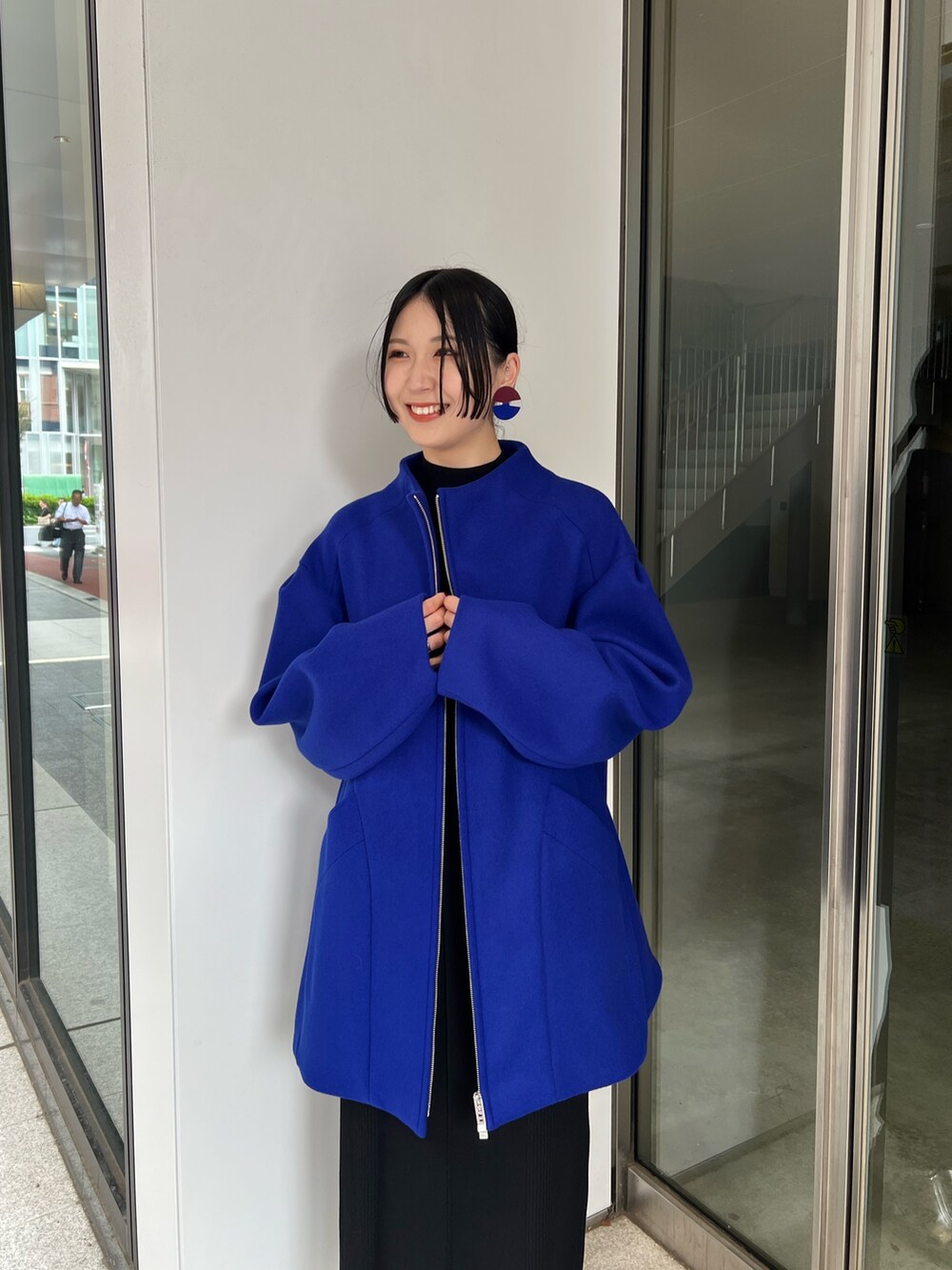 ブルー系のその他アウター、ブラック系のワンピース、シルバー系のブーツを着用したレディースの秋コーディネートの3枚目の写真