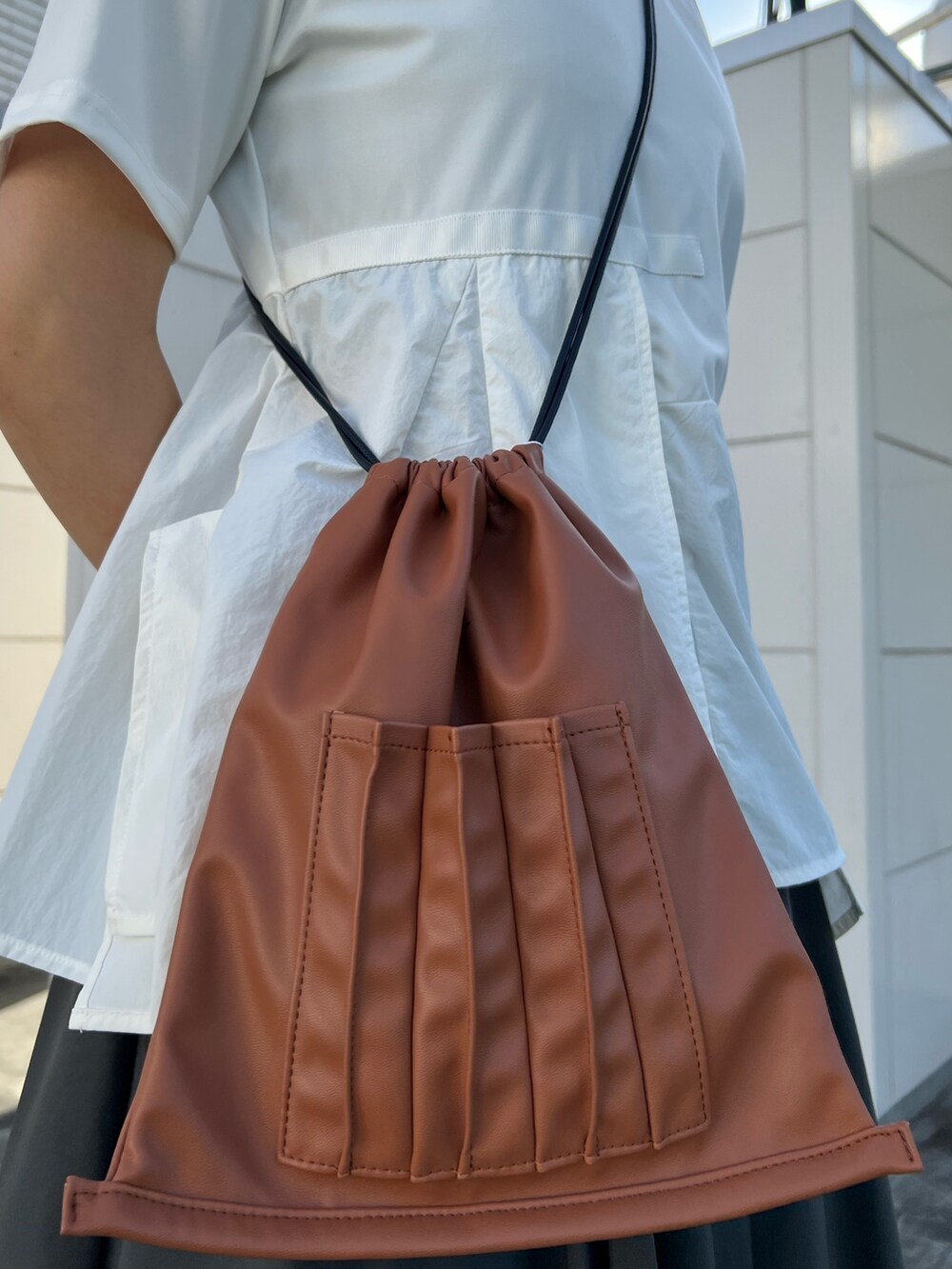 ホワイト系のTシャツ/カットソー、グレー系のその他パンツ、ブラック系のサンダルを着用したレディースの夏コーディネートの8枚目の写真