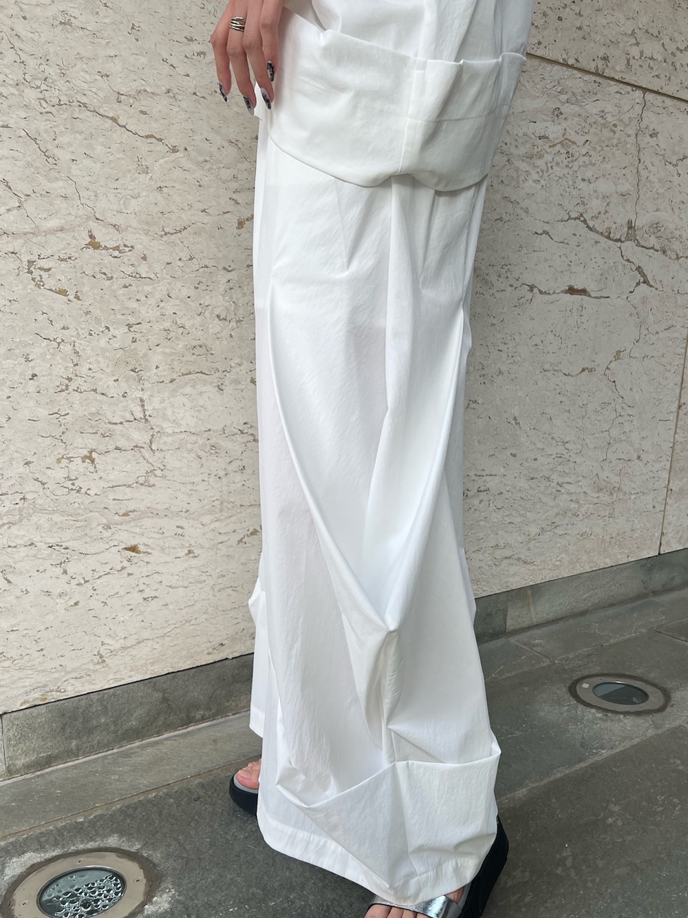 ホワイト系のTシャツ/カットソー、ホワイト系のその他パンツ、シルバー系のネックレスを着用したレディースの冬コーディネートの6枚目の写真