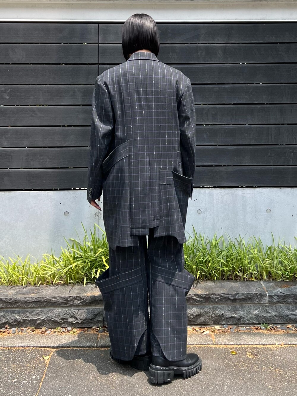 グレー系のテーラードジャケット、グレー系のその他パンツ、ブラック系のニット/セーターを着用したレディースの夏コーディネートの2枚目の写真