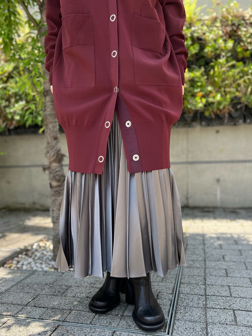 グレー系のスカート、ブラウン系のカーディガン/ボレロ、ブラック系のニット/セーターを着用したレディースの夏コーディネートの5枚目の写真