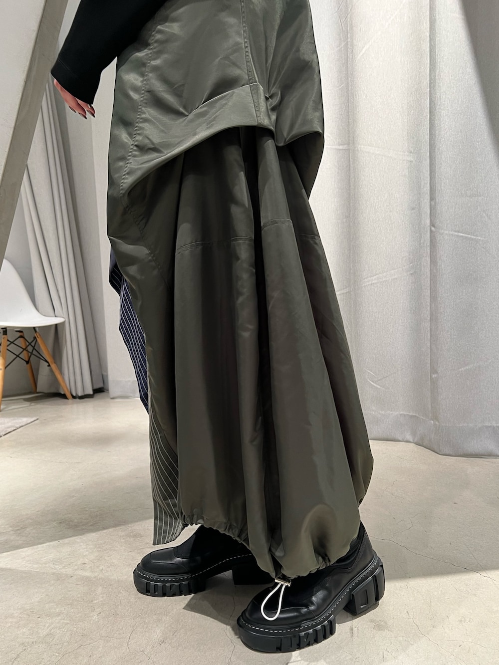 その他のワンピース、ブラック系のブーツを着用したレディースの冬コーディネートの7枚目の写真