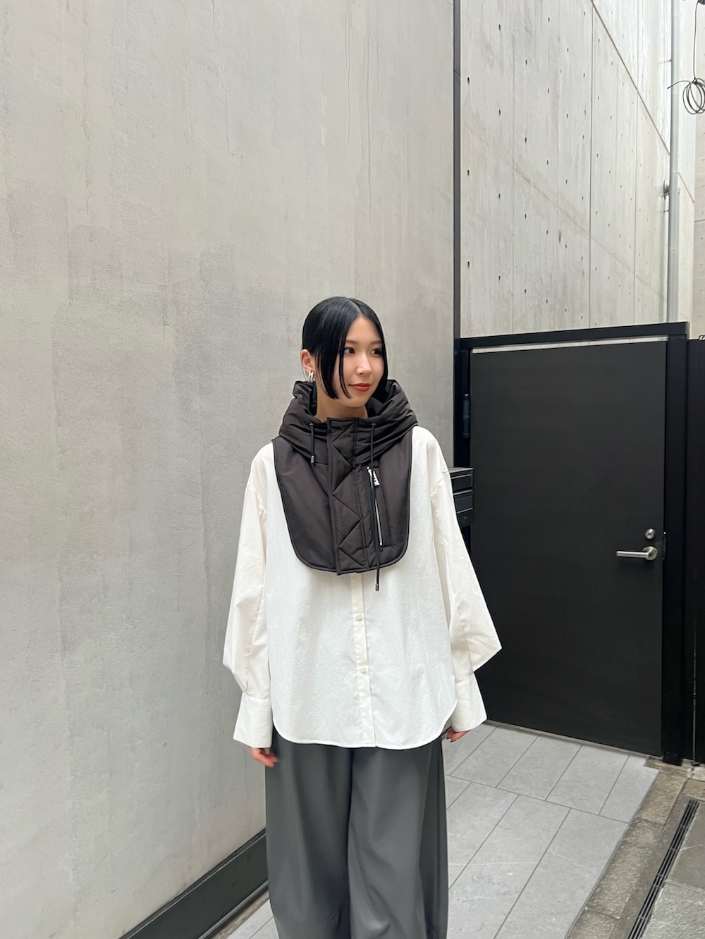 ホワイト系のシャツ/ブラウス、グレー系のその他パンツ、シルバー系のブーツを着用したレディースの夏コーディネートの3枚目の写真
