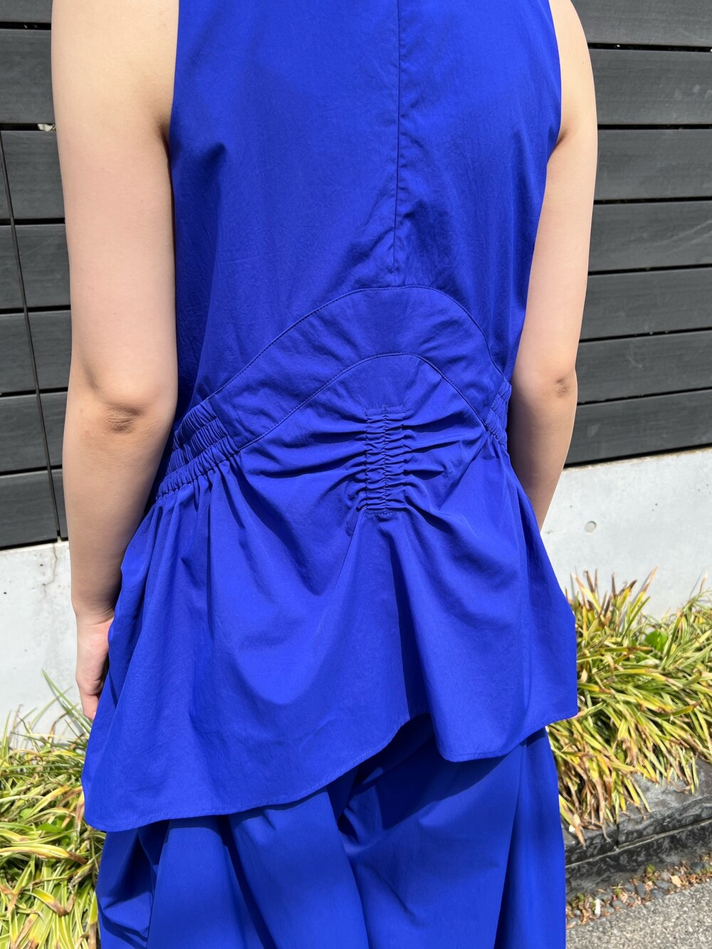 ブルー系のタンクトップ、ブルー系のその他パンツ、ブラック系のサンダルを着用したレディースの春コーディネートの7枚目の写真