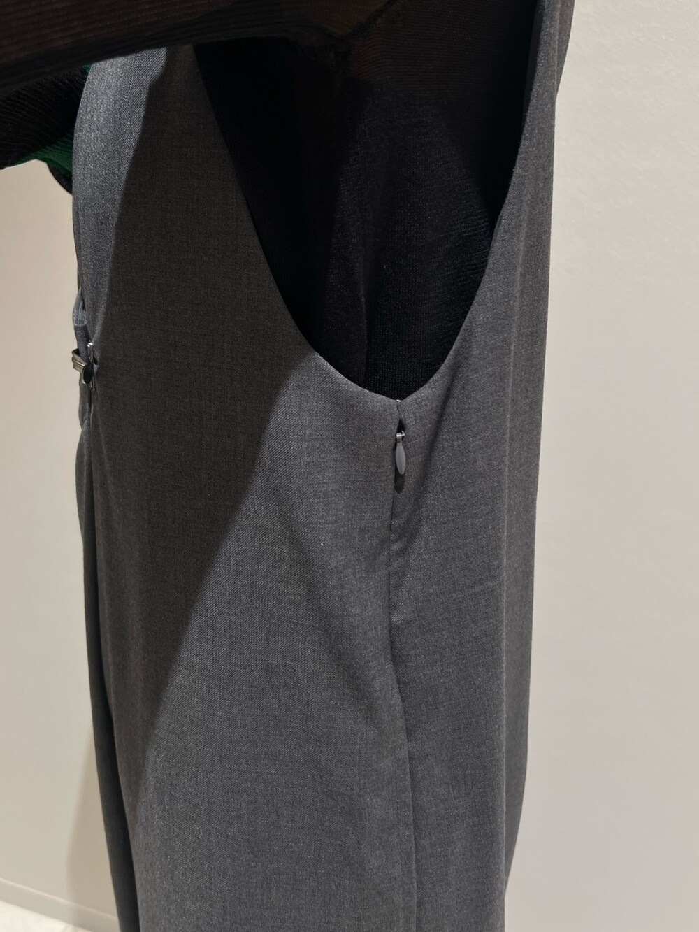 グレー系のつなぎ/オールインワン、ブラック系のニット/セーター、ブラック系のキャミソールを着用したレディースの夏コーディネートの6枚目の写真