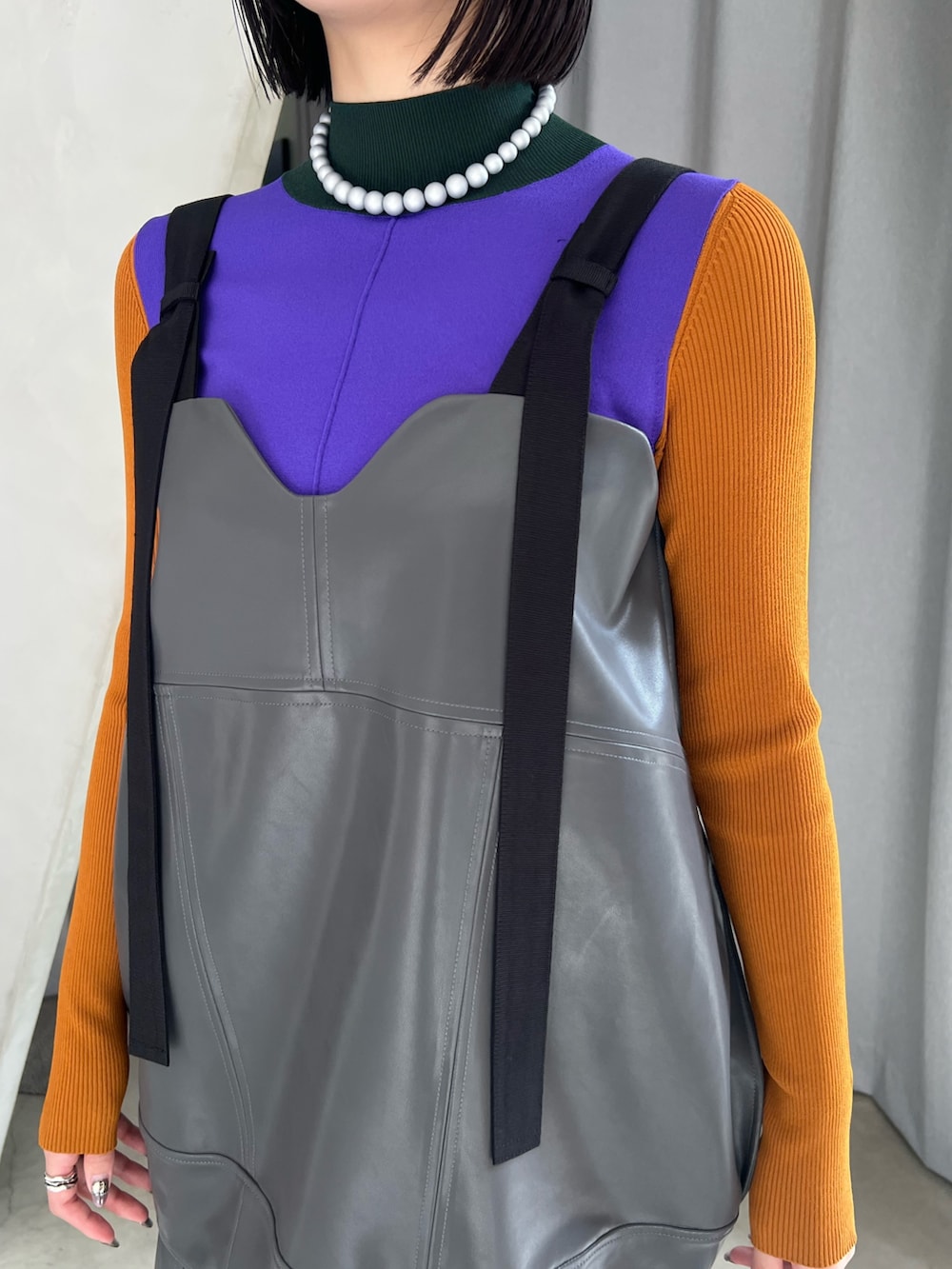 グレー系のその他トップス、グレー系のスカート、ブラック系のブーツを着用したレディースの秋コーディネートの4枚目の写真