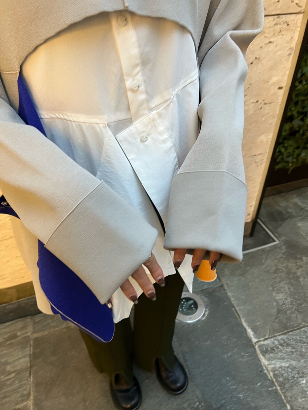 ホワイト系のシャツ/ブラウス、ベージュ系のニット/セーター、ベージュ系のその他パンツを着用したレディースの秋コーディネートの6枚目の写真