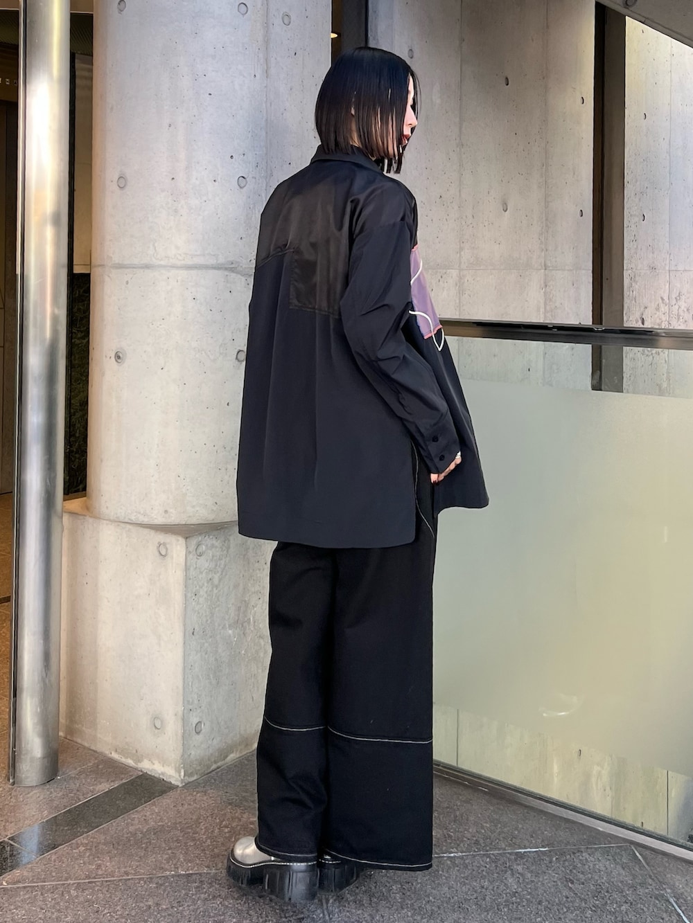 ブラック系のデニムパンツ、ブラック系のシャツ/ブラウス、シルバー系のブーツを着用したレディースの冬コーディネートの2枚目の写真