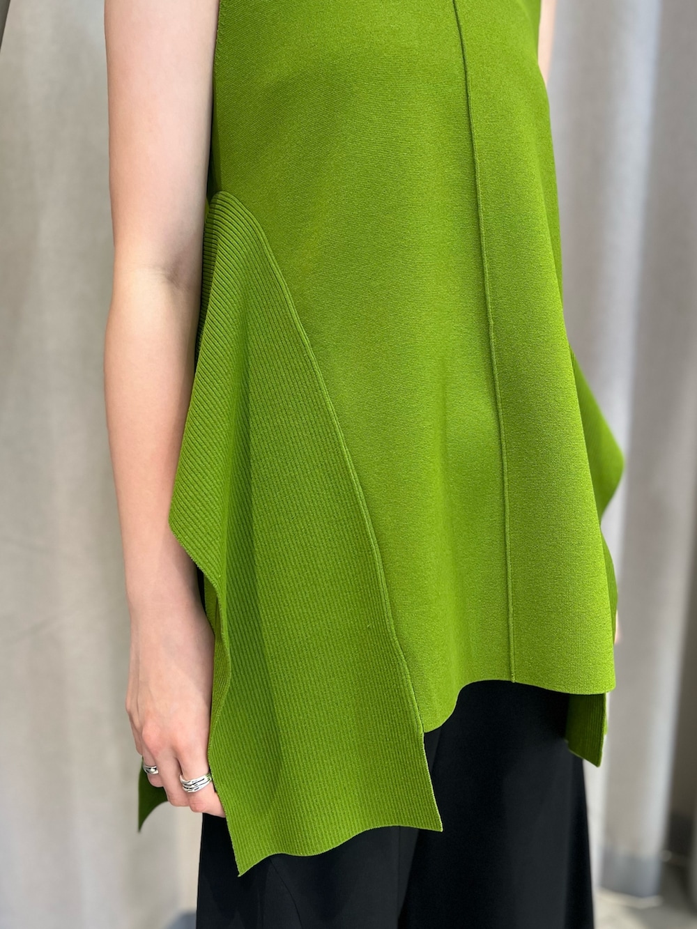 グリーン系のニット/セーター、ブラック系のその他パンツ、その他のサンダルを着用したレディースの春コーディネートの4枚目の写真