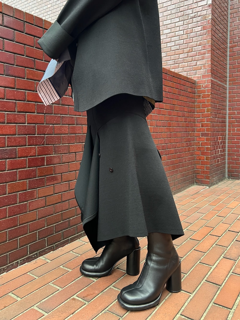 ブラック系のニット/セーター、その他のシャツ/ブラウス、ブラック系のスカートを着用したレディースの冬コーディネートの10枚目の写真