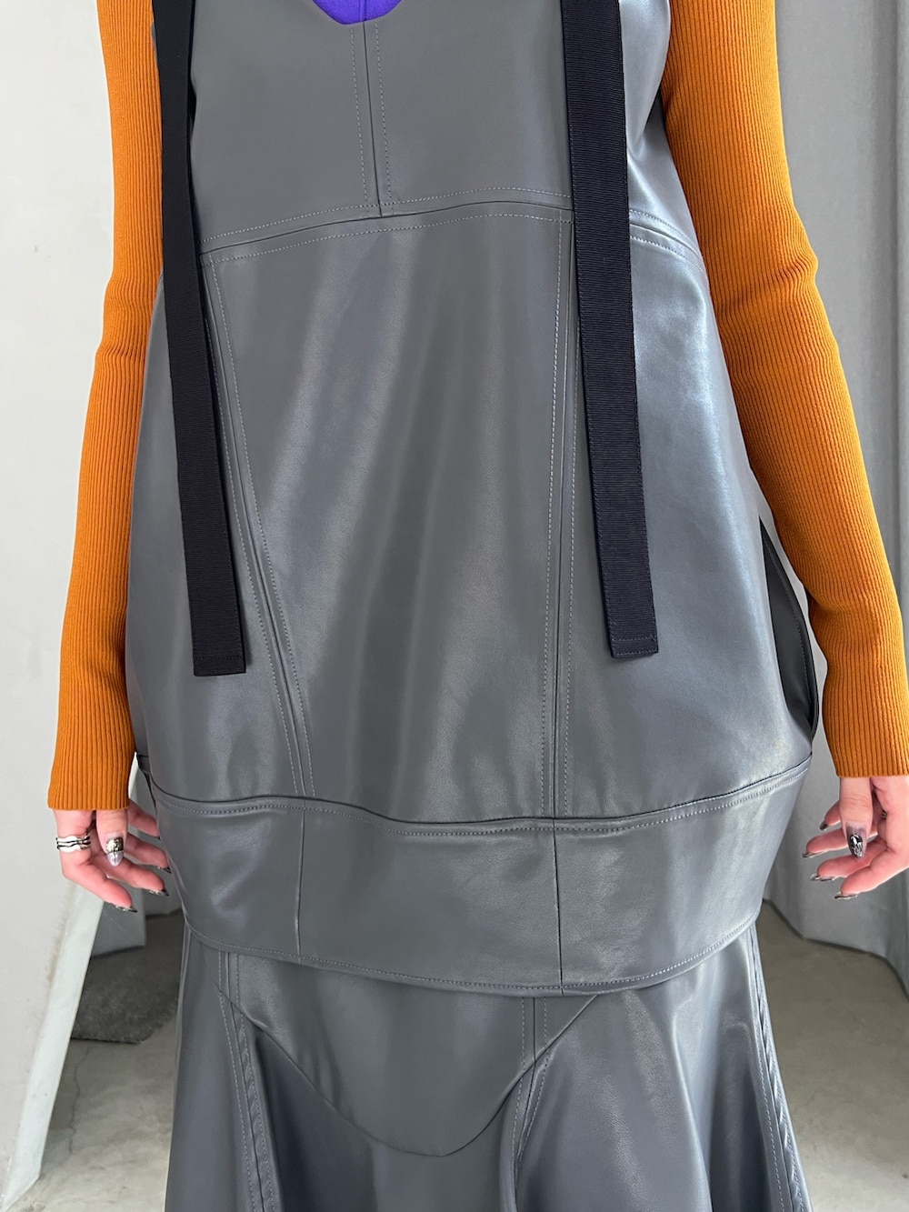 グレー系のその他トップス、グレー系のスカート、ブラック系のブーツを着用したレディースの秋コーディネートの5枚目の写真