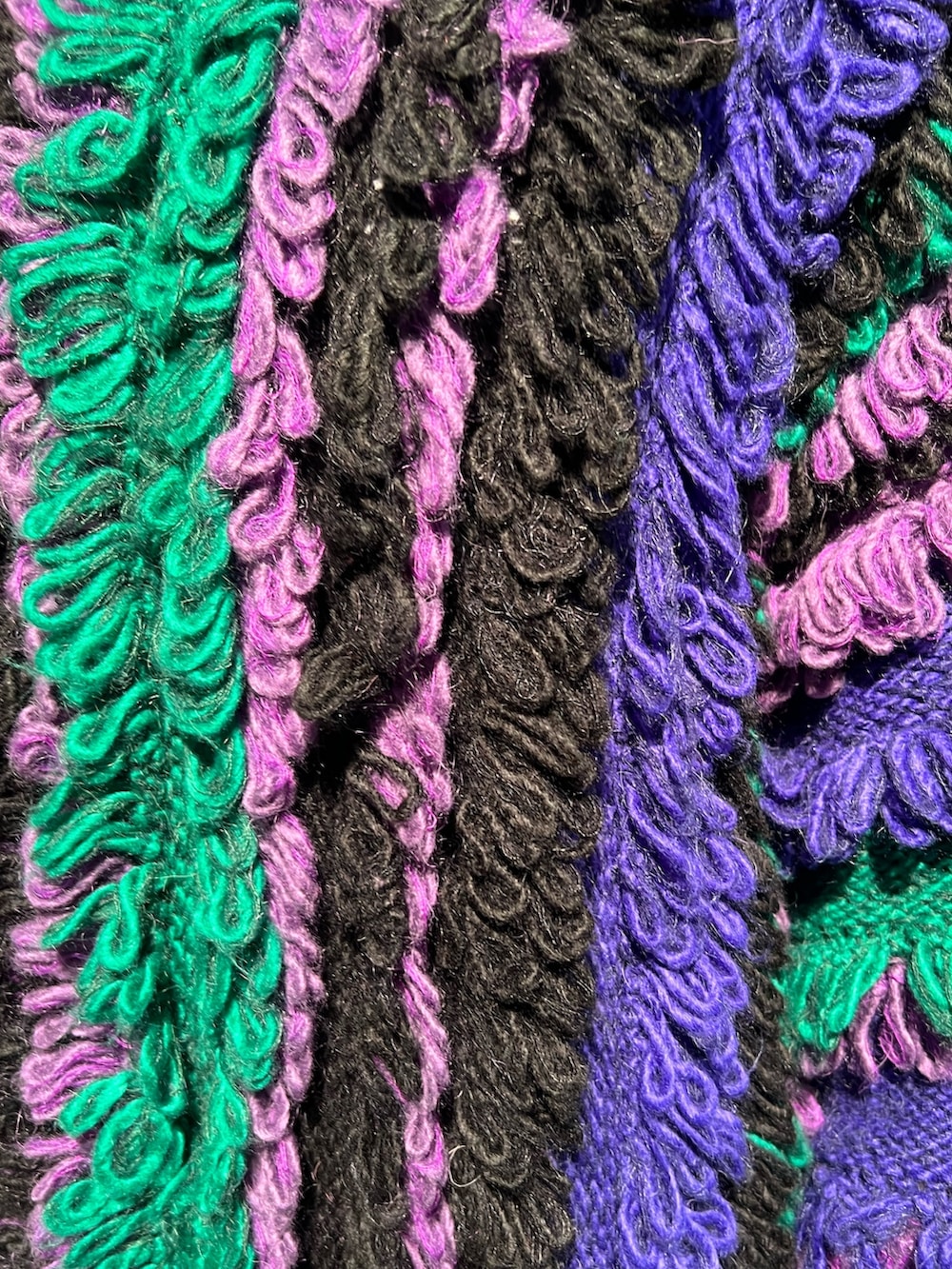 パープル系のニット/セーター、ブラック系のその他パンツ、ブラック系のブーツを着用したレディースの秋コーディネートの6枚目の写真