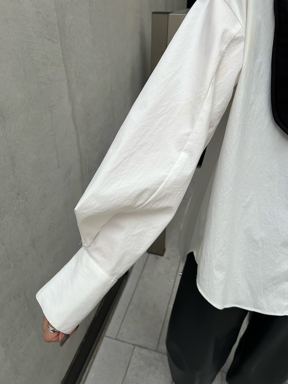 ホワイト系のシャツ/ブラウス、グレー系のその他パンツ、シルバー系のブーツを着用したレディースの夏コーディネートの6枚目の写真