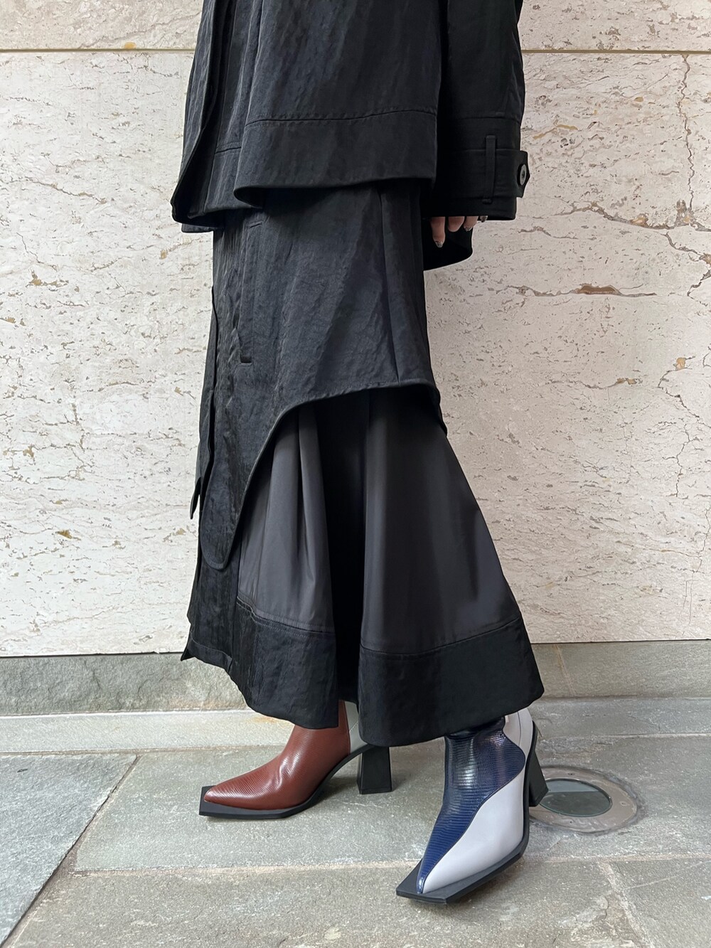 ブラック系のミリタリージャケット、ブラック系のスカート、その他のブーツを着用したレディースの夏コーディネートの8枚目の写真