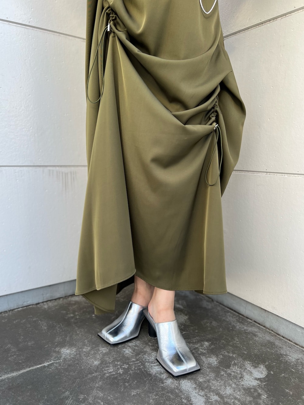 ブラック系のカーディガン/ボレロ、ベージュ系のワンピース、シルバー系のショルダーバッグを着用したレディースの春コーディネートの7枚目の写真