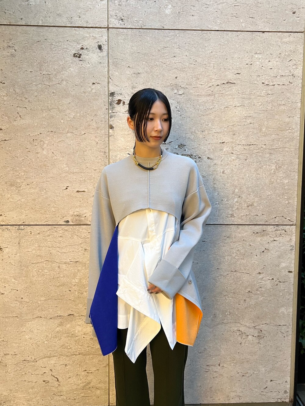 ホワイト系のシャツ/ブラウス、ベージュ系のニット/セーター、ベージュ系のその他パンツを着用したレディースの秋コーディネートの3枚目の写真