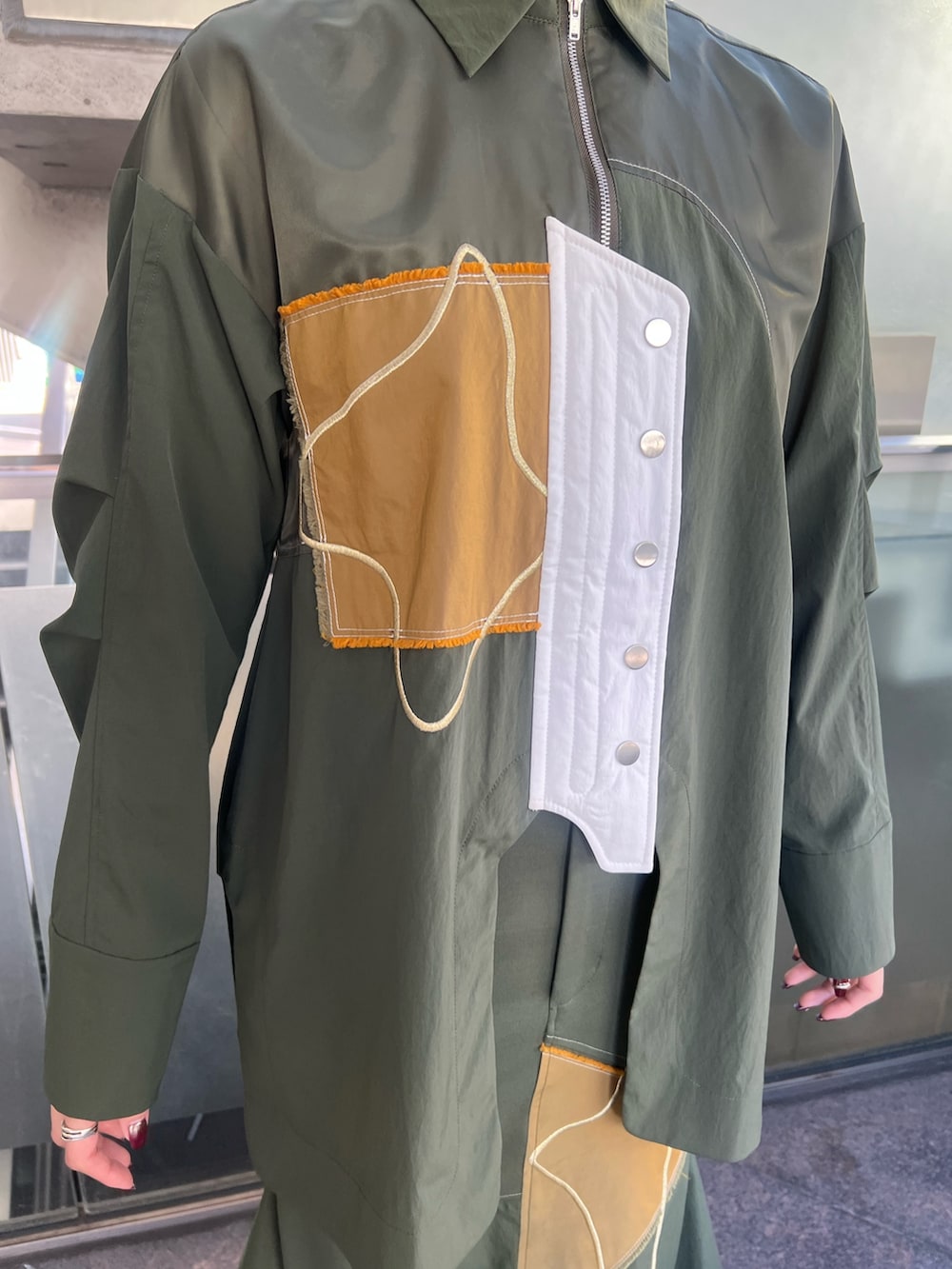 グリーン系のシャツ/ブラウス、グリーン系のスカート、シルバー系のブーツを着用したレディースの冬コーディネートの4枚目の写真