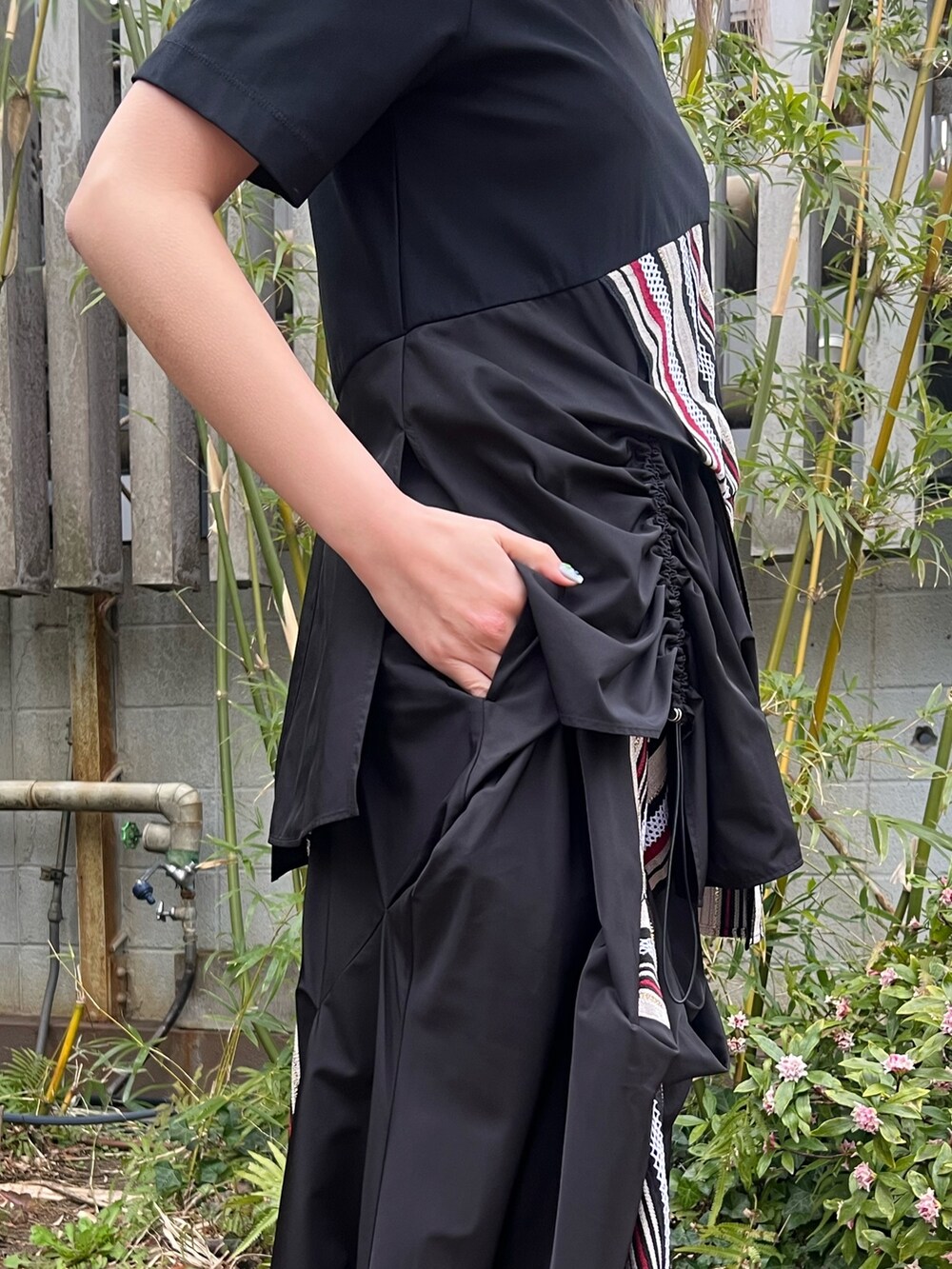 レッド系のTシャツ/カットソー、レッド系のスカート、その他のサンダルを着用したレディースの春コーディネートの7枚目の写真