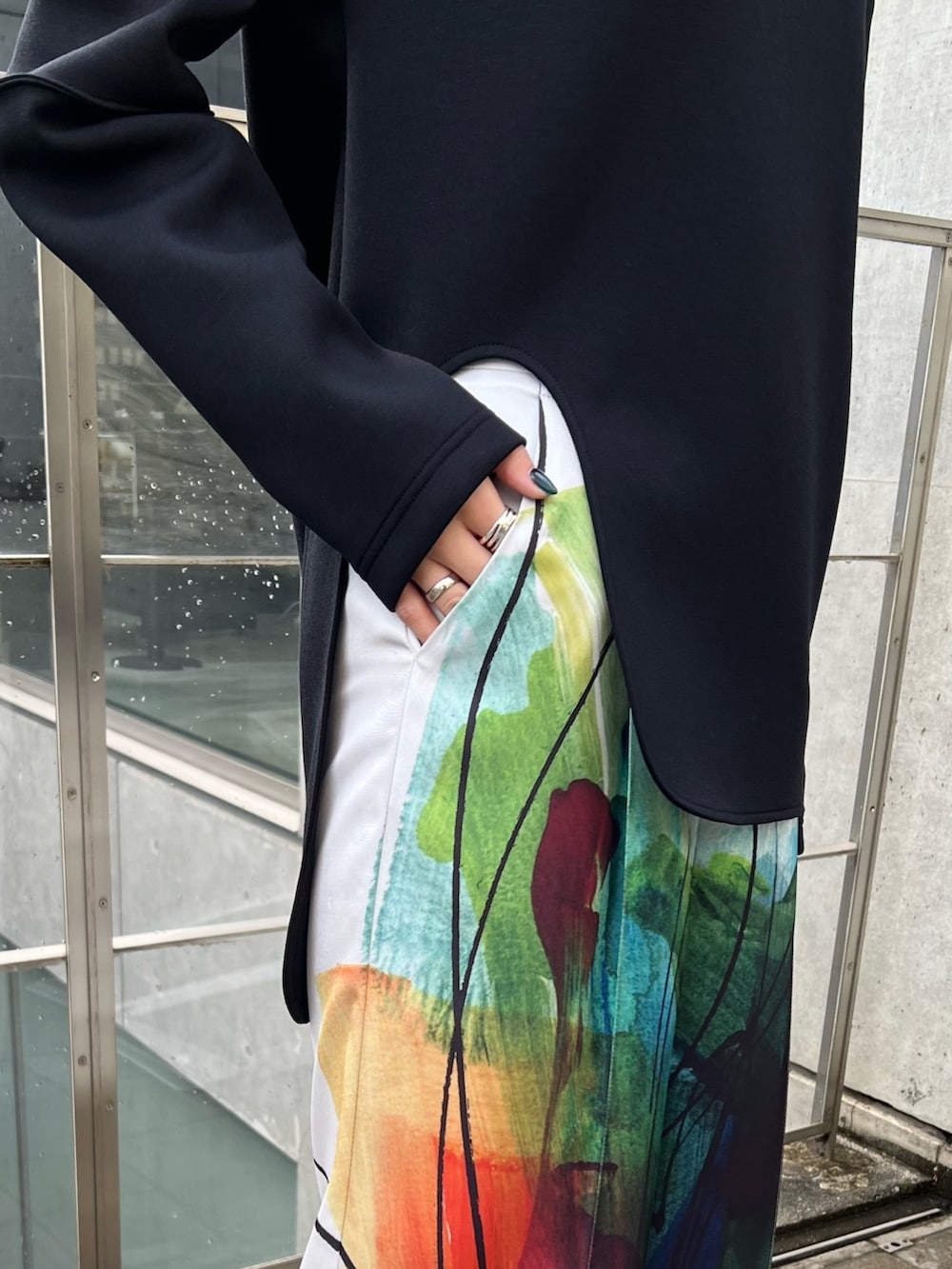 ホワイト系のその他パンツ、ブラック系のTシャツ/カットソー、ブラック系のブーツを着用したレディースの冬コーディネートの4枚目の写真