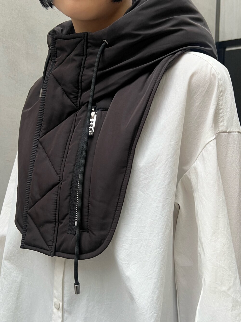 ホワイト系のシャツ/ブラウス、グレー系のその他パンツ、シルバー系のブーツを着用したレディースの夏コーディネートの4枚目の写真
