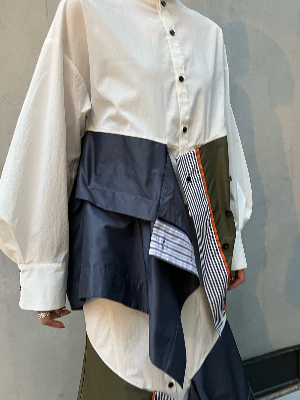 その他のシャツ/ブラウス、その他のスカート、ブラック系のブーツを着用したレディースの冬コーディネートの5枚目の写真