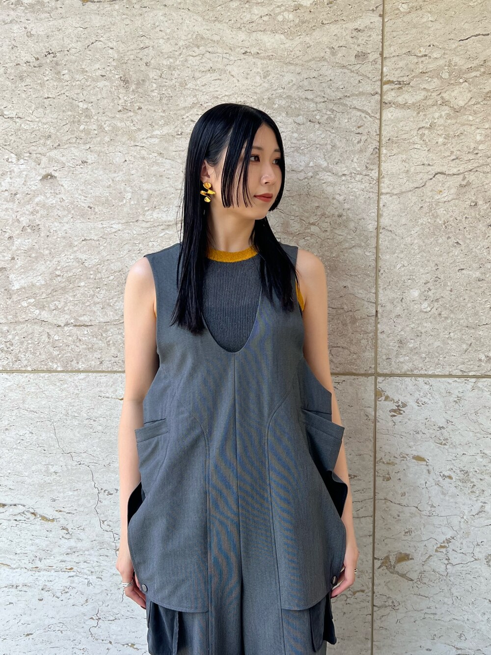 グレー系のつなぎ/オールインワン、グレー系のタンクトップ、ブラック系のサンダルを着用したレディースの夏コーディネートの3枚目の写真