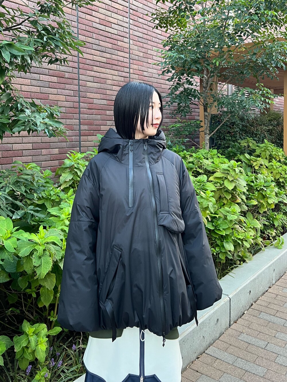 ブラック系のダウンジャケット/コート、その他のスカート、ブラック系のブーツを着用したレディースの秋コーディネートの4枚目の写真