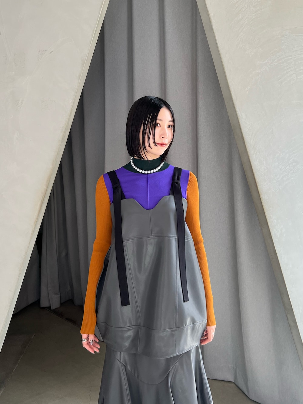 グレー系のその他トップス、グレー系のスカート、ブラック系のブーツを着用したレディースの秋コーディネートの3枚目の写真