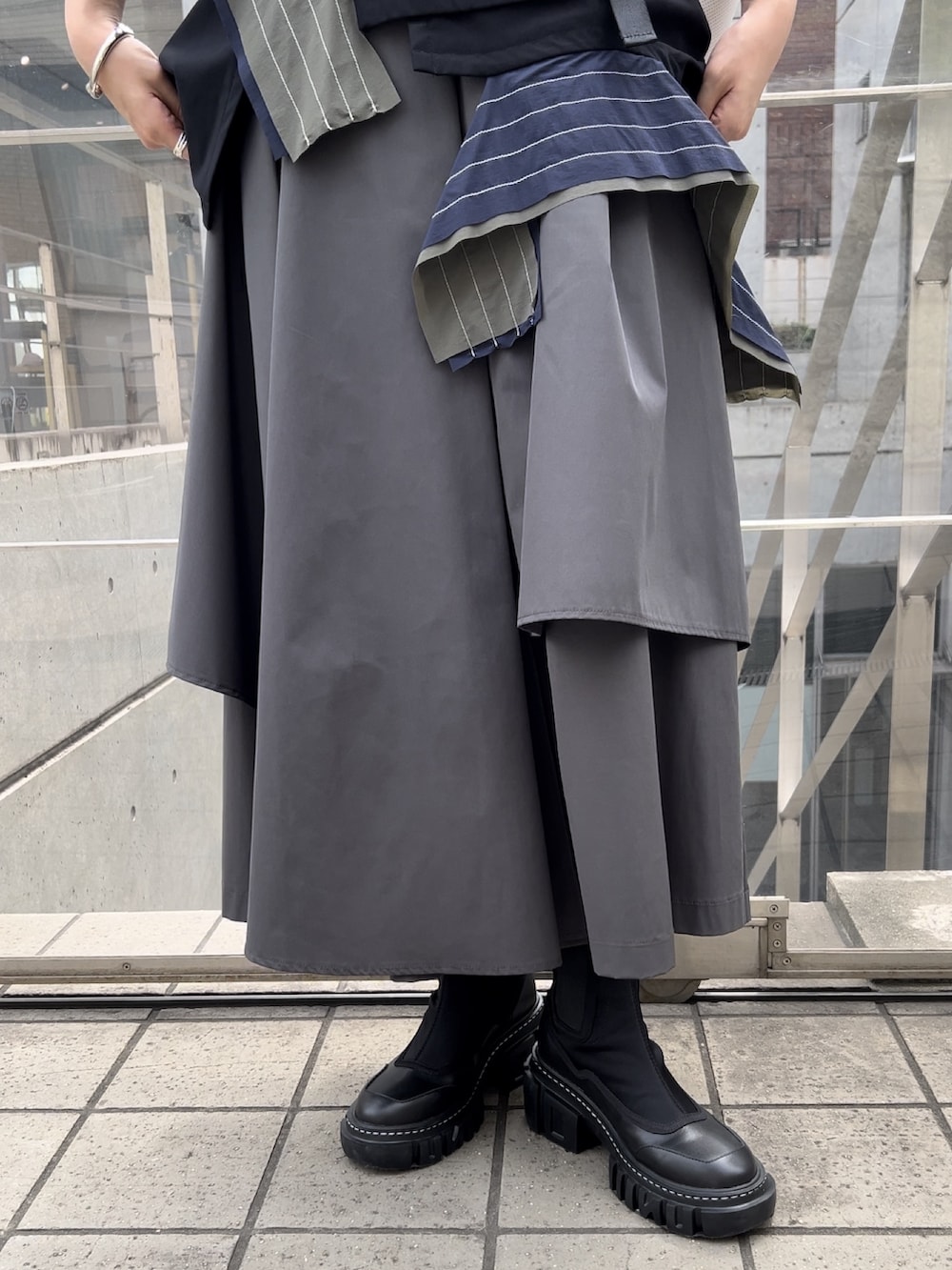 その他のTシャツ/カットソー、ブラック系のブーツ、ホワイト系のバックパック/リュックを着用したレディースの夏コーディネートの9枚目の写真