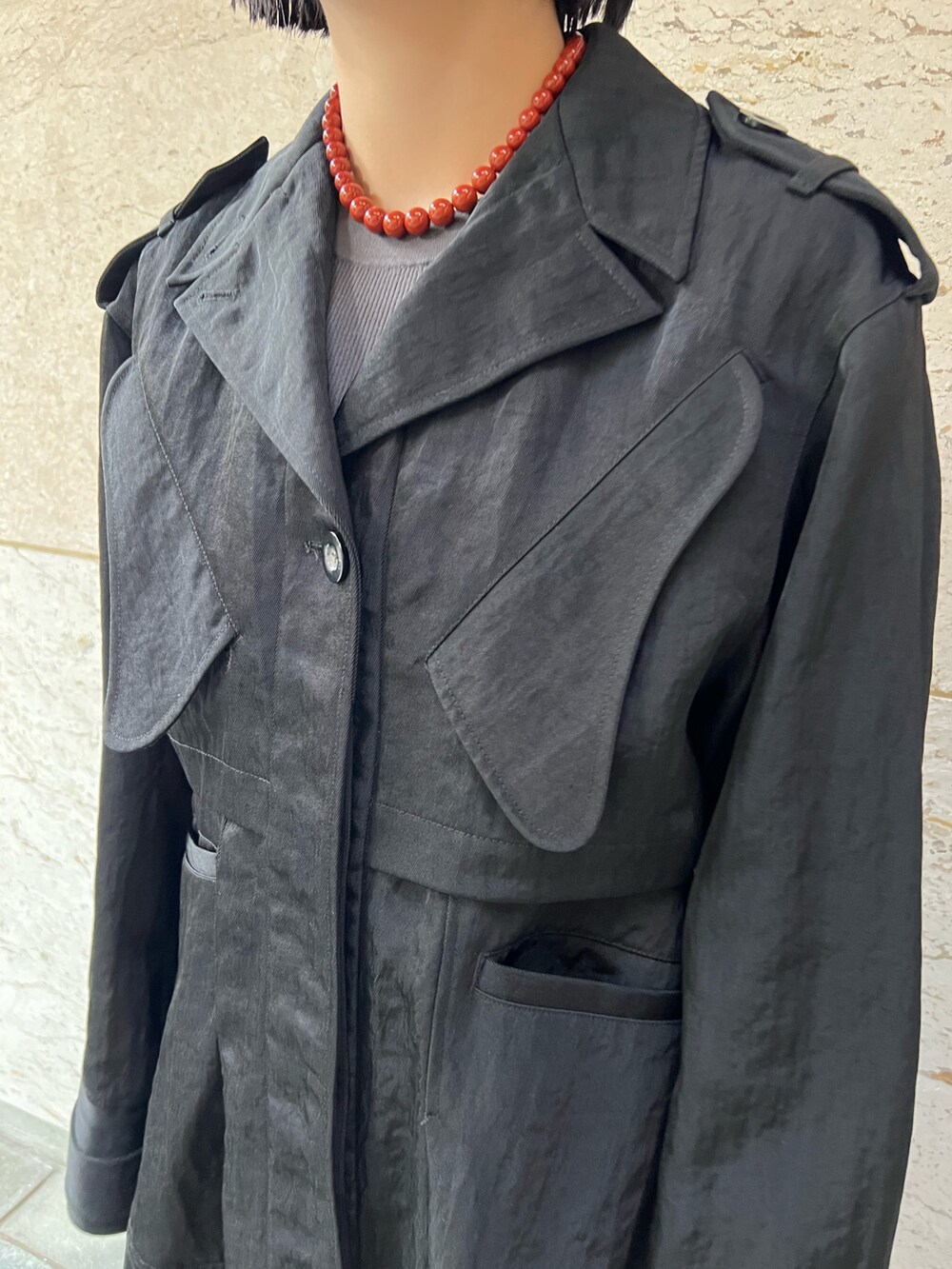 ブラック系のミリタリージャケット、ブラック系のスカート、その他のブーツを着用したレディースの夏コーディネートの4枚目の写真