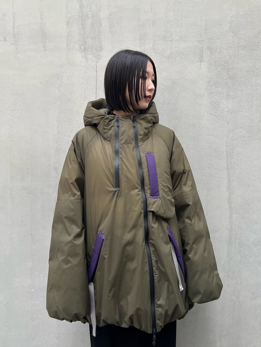 その他のダウンジャケット/コート、ブラック系のワンピース、ブラック系のブーツを着用したレディースの秋コーディネートの4枚目の写真