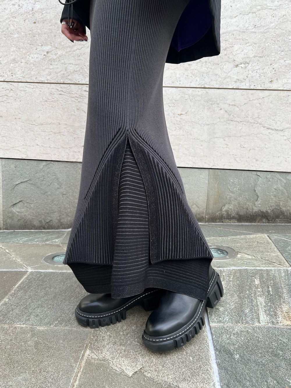 ブラック系のシャツ/ブラウス、パープル系のニット/セーター、ブラック系のスカートを着用したレディースの秋コーディネートの8枚目の写真