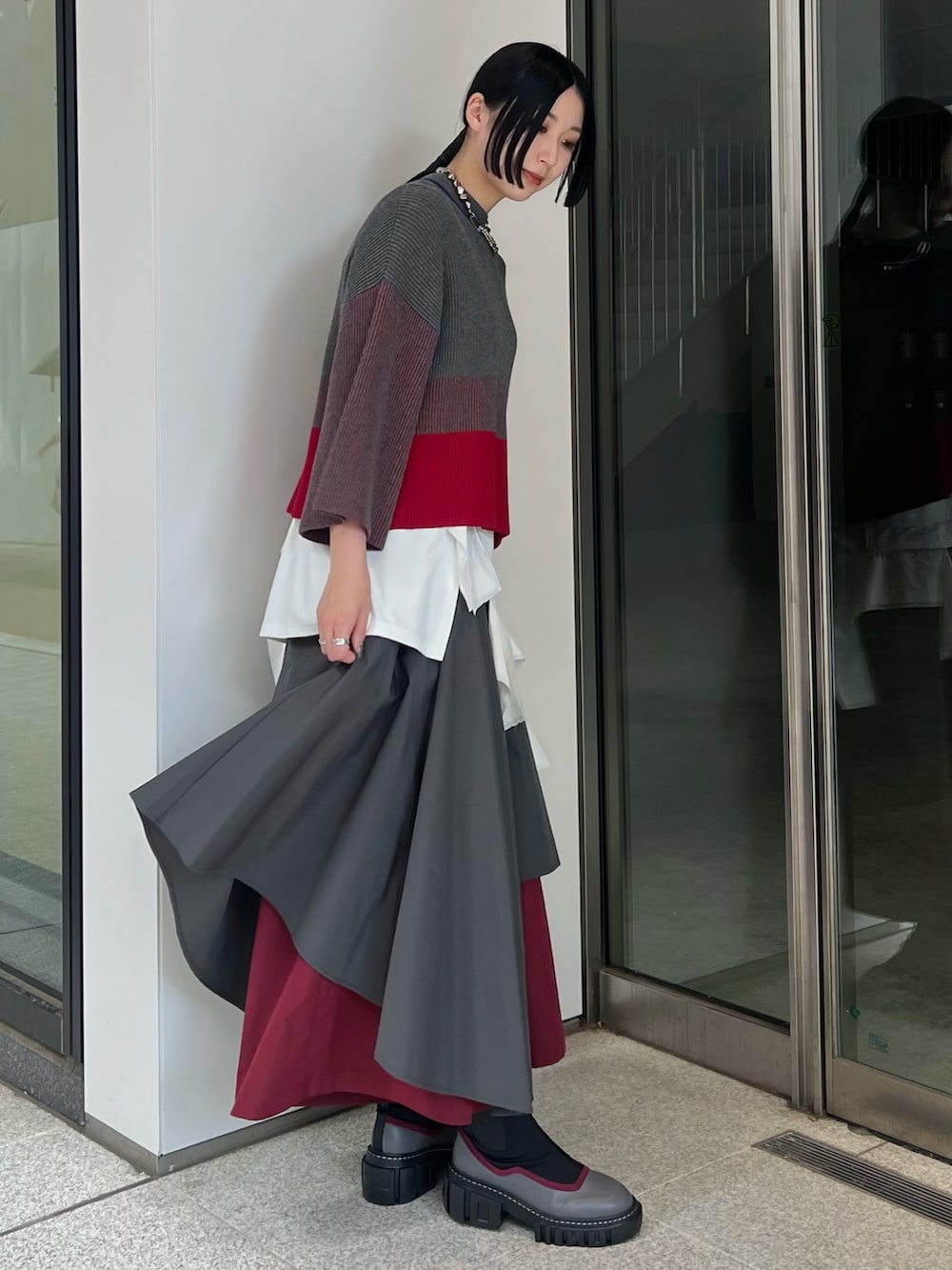 ホワイト系のTシャツ/カットソー、グレー系のニット/セーター、レッド系のその他パンツを着用したレディースの夏コーディネートの3枚目の写真