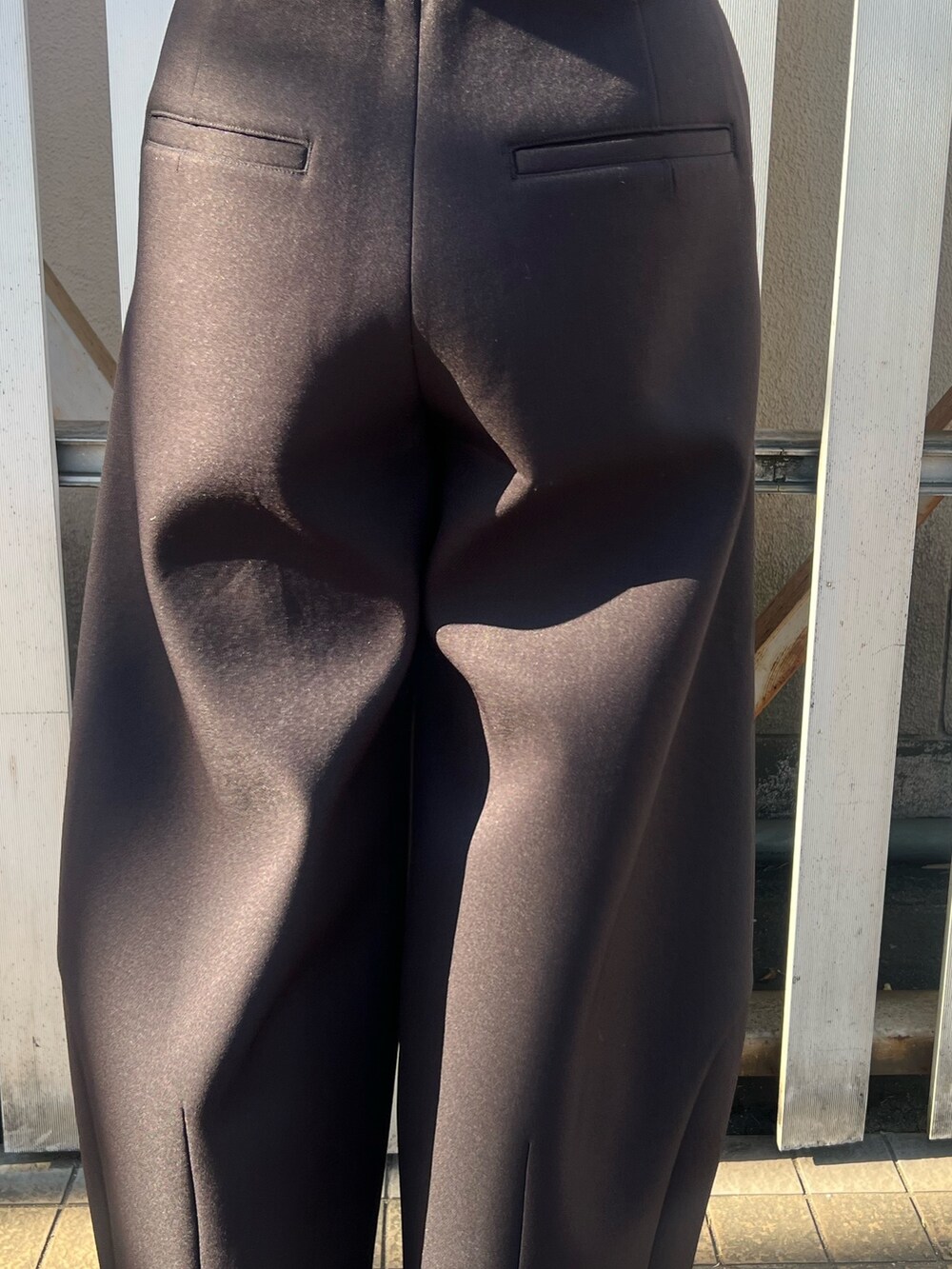 ブルー系のニット/セーター、ブラック系のその他パンツ、シルバー系のイヤリングを着用したレディースの冬コーディネートの9枚目の写真