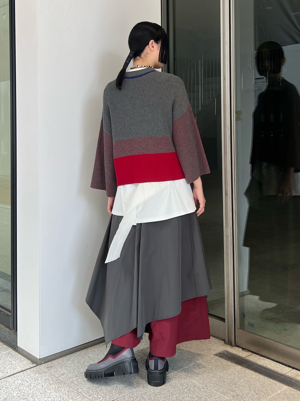 ホワイト系のTシャツ/カットソー、グレー系のニット/セーター、レッド系のその他パンツを着用したレディースの夏コーディネートの2枚目の写真