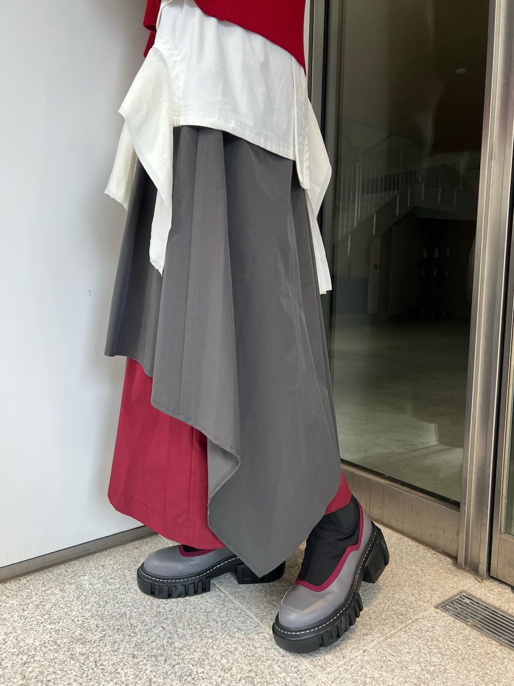 ホワイト系のTシャツ/カットソー、グレー系のニット/セーター、レッド系のその他パンツを着用したレディースの夏コーディネートの8枚目の写真