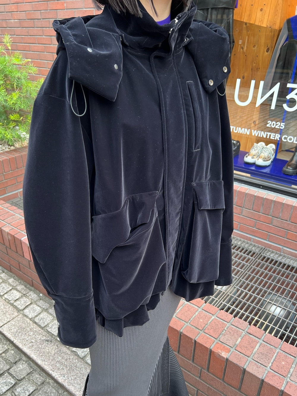 ブラック系のその他アウター、ブラック系のスカート、ブラック系のブーツを着用したレディースの秋コーディネートの5枚目の写真