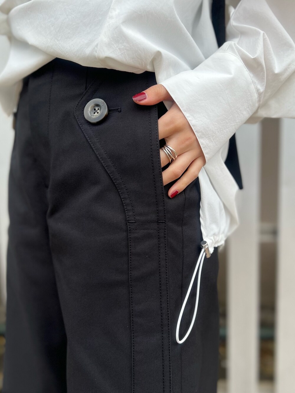 ホワイト系のシャツ/ブラウス、ブラック系のベスト、ブラック系のその他パンツを着用したレディースの冬コーディネートの5枚目の写真