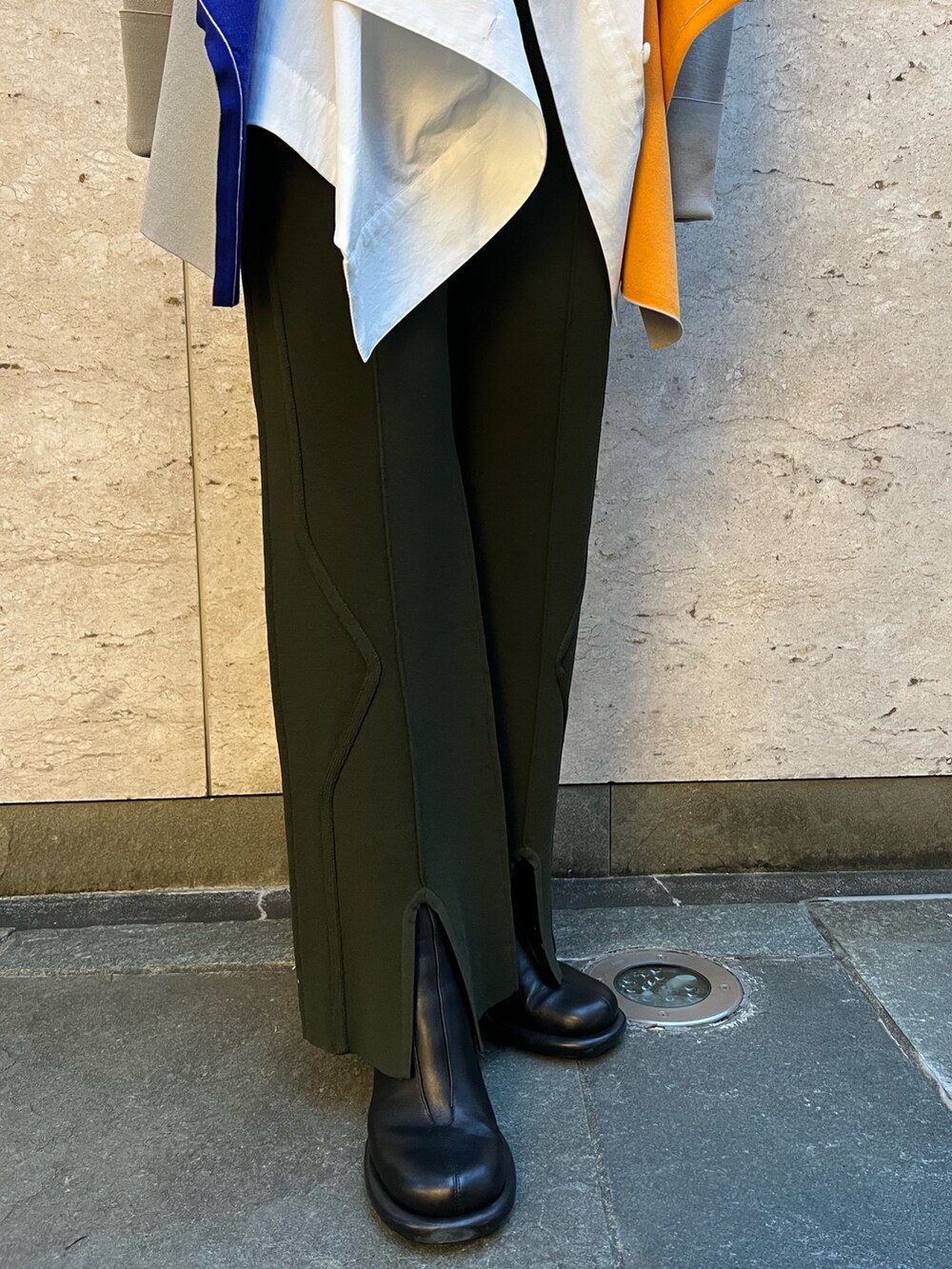 ホワイト系のシャツ/ブラウス、ベージュ系のニット/セーター、ベージュ系のその他パンツを着用したレディースの秋コーディネートの7枚目の写真