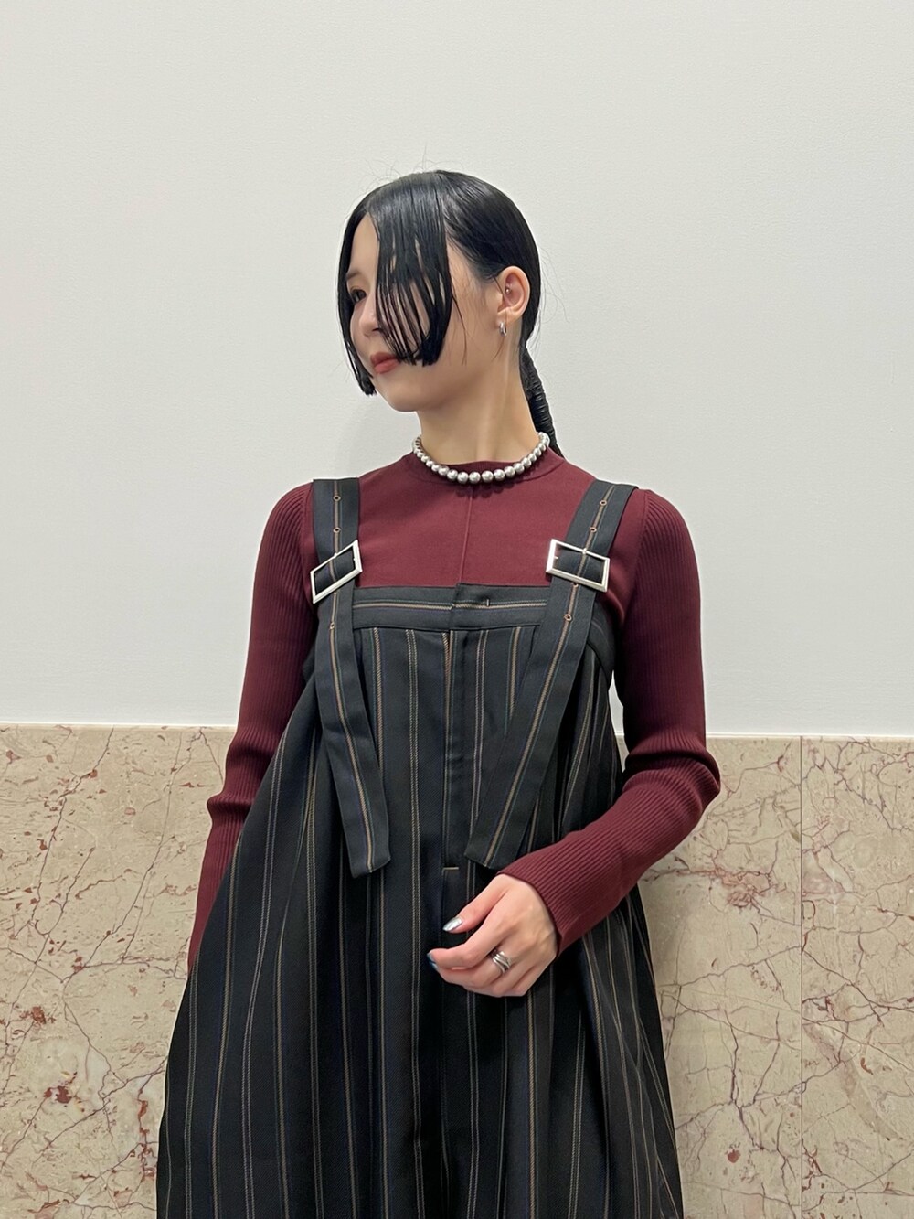 ブラック系のつなぎ/オールインワン、ブラウン系のニット/セーター、シルバー系のブーツを着用したレディースの夏コーディネートの3枚目の写真