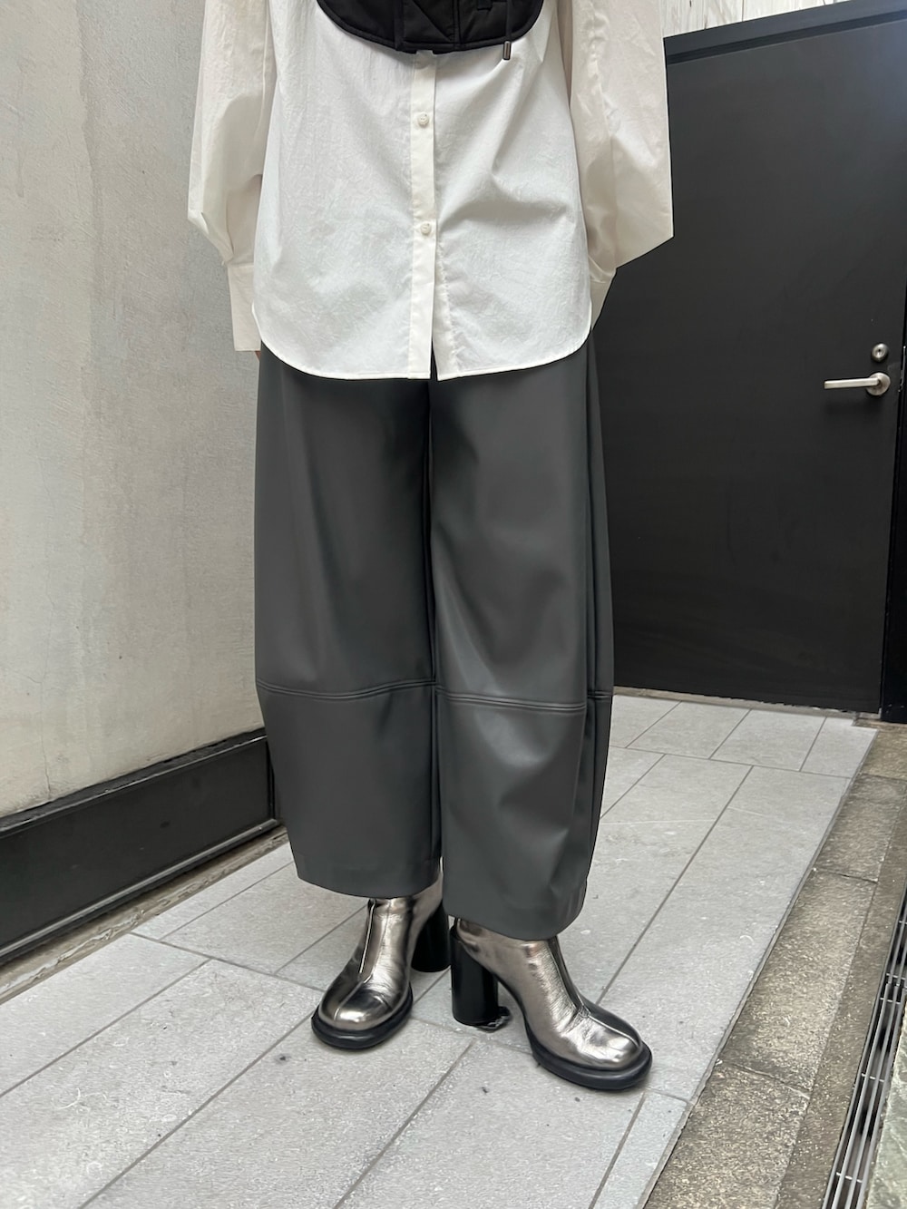 ホワイト系のシャツ/ブラウス、グレー系のその他パンツ、シルバー系のブーツを着用したレディースの夏コーディネートの7枚目の写真