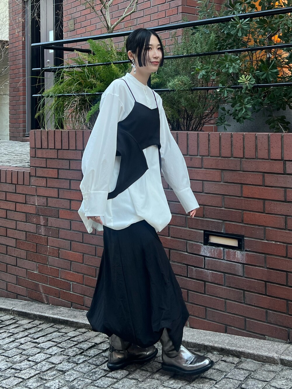 ブラック系のキャミソール、ホワイト系のシャツ/ブラウス、ブラック系のスカートを着用したレディースの冬コーディネートの3枚目の写真